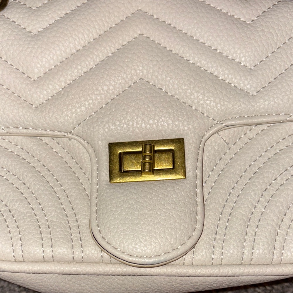 Elegant White Heart Quilted Shoulder Bag (also a crossbody) - Picture 2 of 4